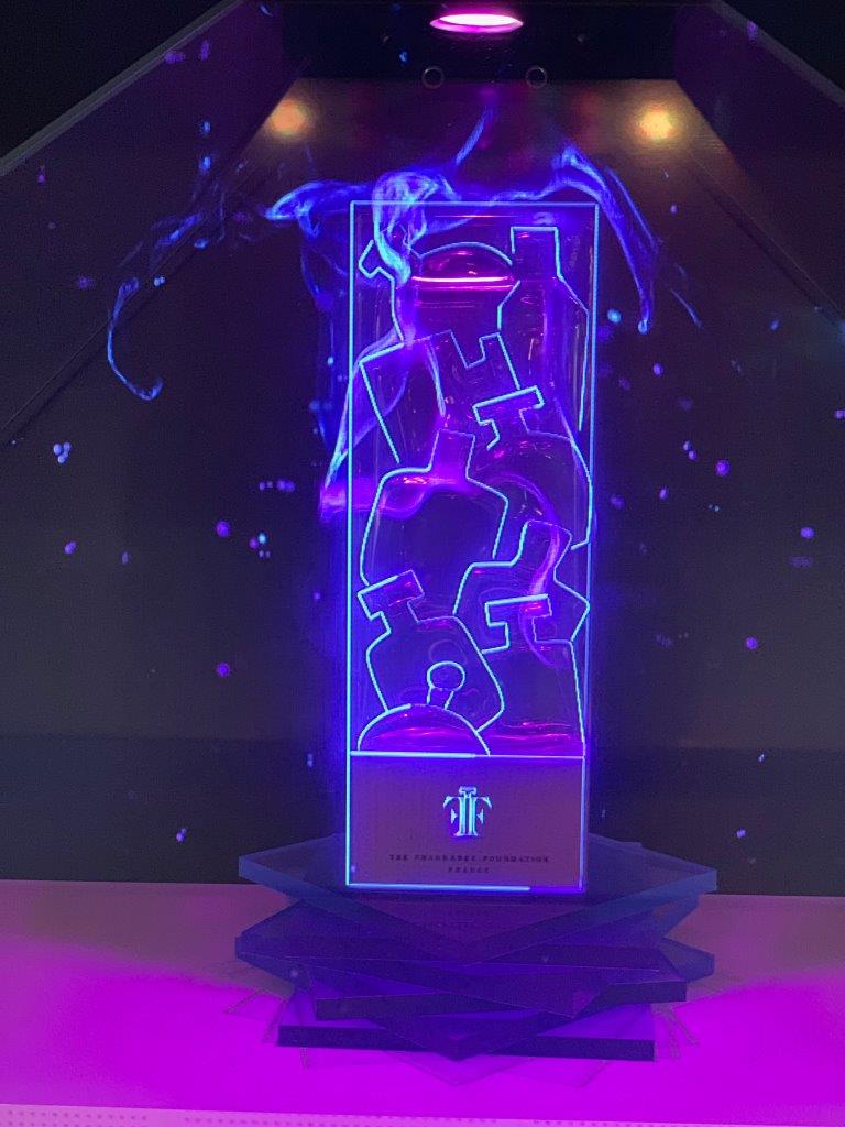 Steklena skulptura za najprestižnejšo nagrado na področju parfumerije iz Hrastnik1860